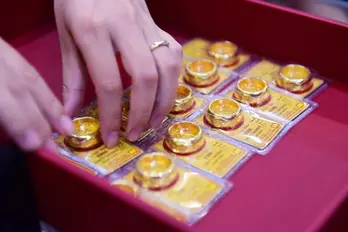 Giá vàng hôm nay 15/8: Neo ở giá kỷ lục
