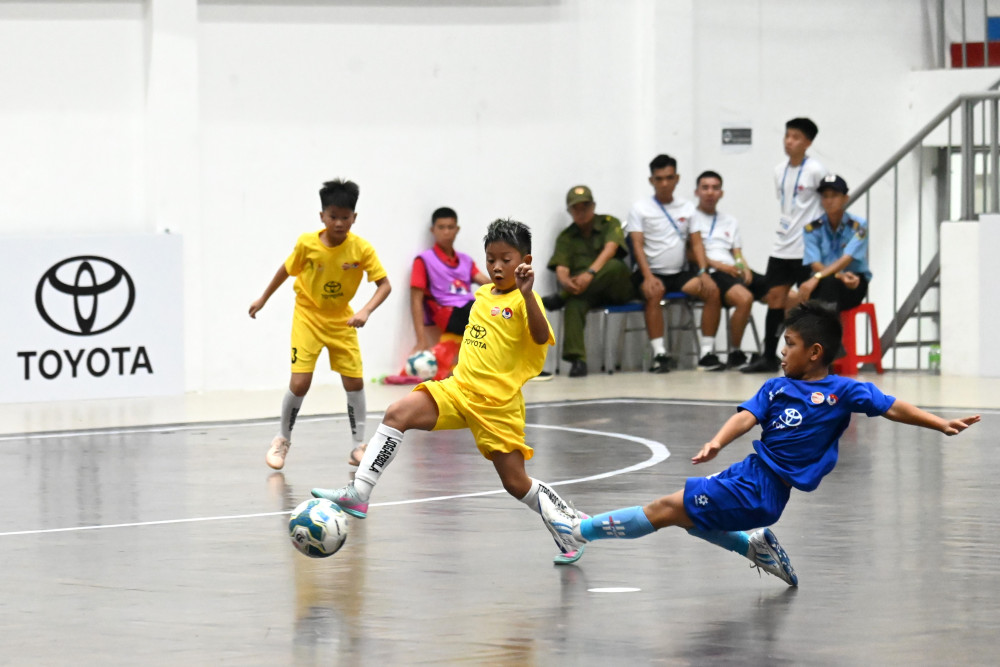 Pha đi bóng đầy kỹ thuật của các chân sút nhí