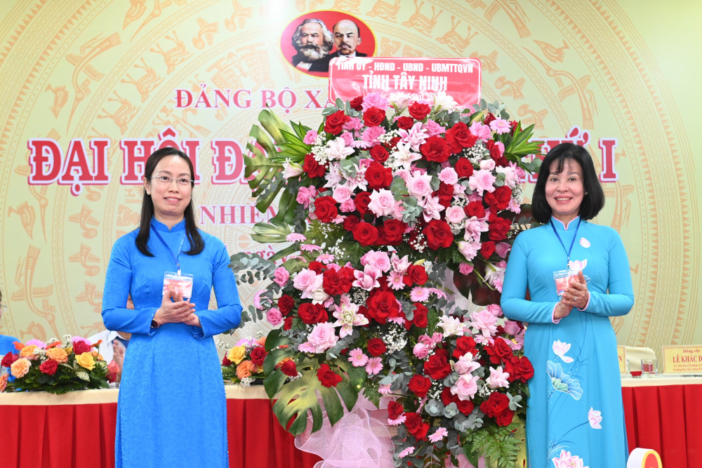 UVBTVTU, Trưởng ban Tuyên giáo và Dân vận Tỉnh ủy Nguyễn Thị Xuân Hương tặng lẵng hoa chúc mừng Đại hội