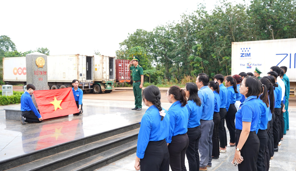 Chào cờ tại cột Mốc 118 Cửa khẩu quốc tế Xa Mát 