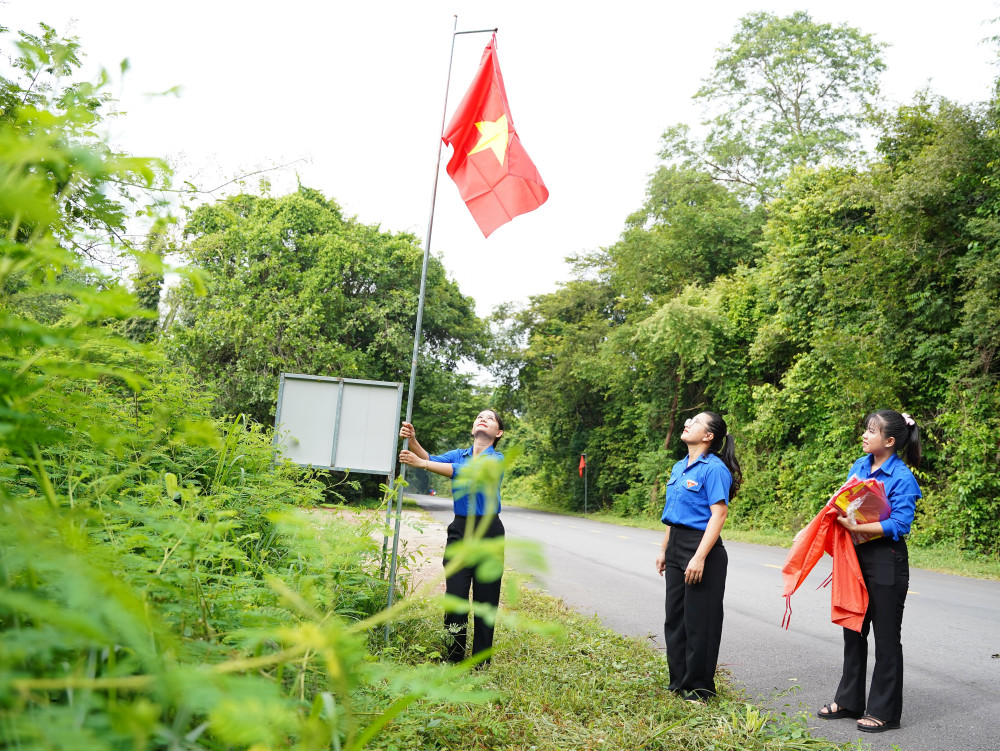 Chỉnh trang công trình Thanh niên “Đường cờ Tổ quốc - Đường về di tích”