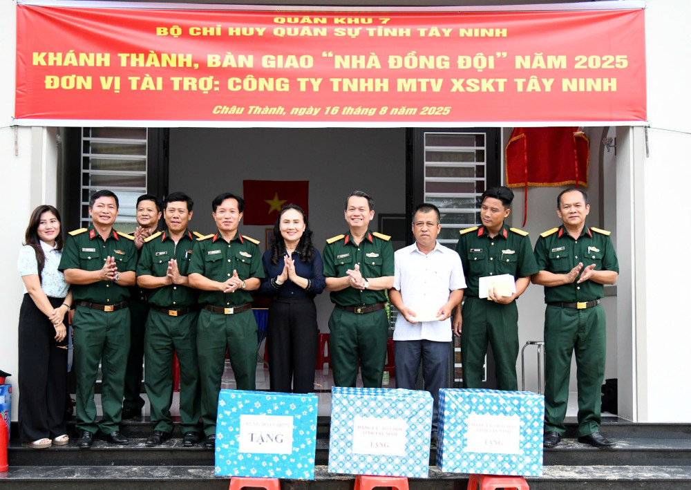 Bộ Chỉ huy Quân sự tỉnh Tây Ninh bàn giao nhà đồng đội cho quân nhân có hoàn cảnh khó khăn