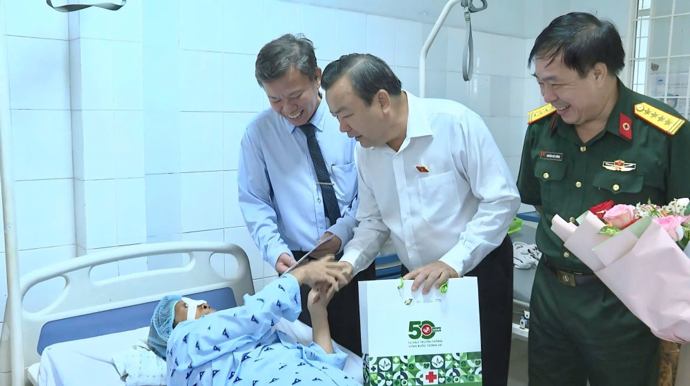 Chung tay chăm sóc đôi mắt cộng đồng qua chương trình 'Rạng ngời đôi mắt Việt Nam'