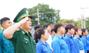 Lễ chào cờ “Tôi yêu Tổ quốc tôi” tại cột mốc 118 Cửa khẩu Quốc tế Xa Mát
