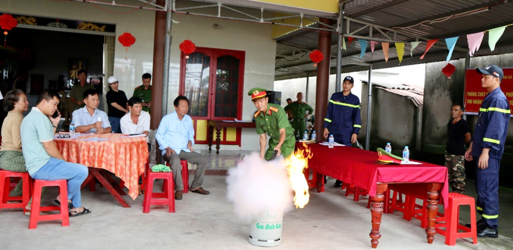 Tuyên truyền phòng cháy chữa cháy, phòng chống tội phạm cho gần 300 hộ kinh doanh nhà trọ