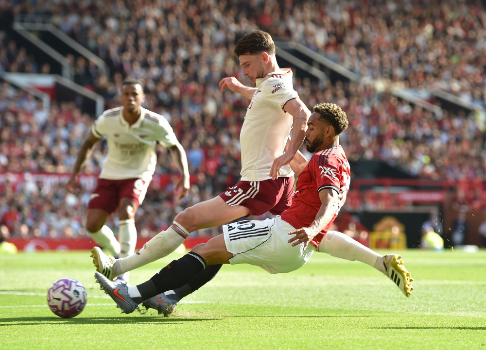 Arsenal lại thắng Man United nhờ 'bóng chết'