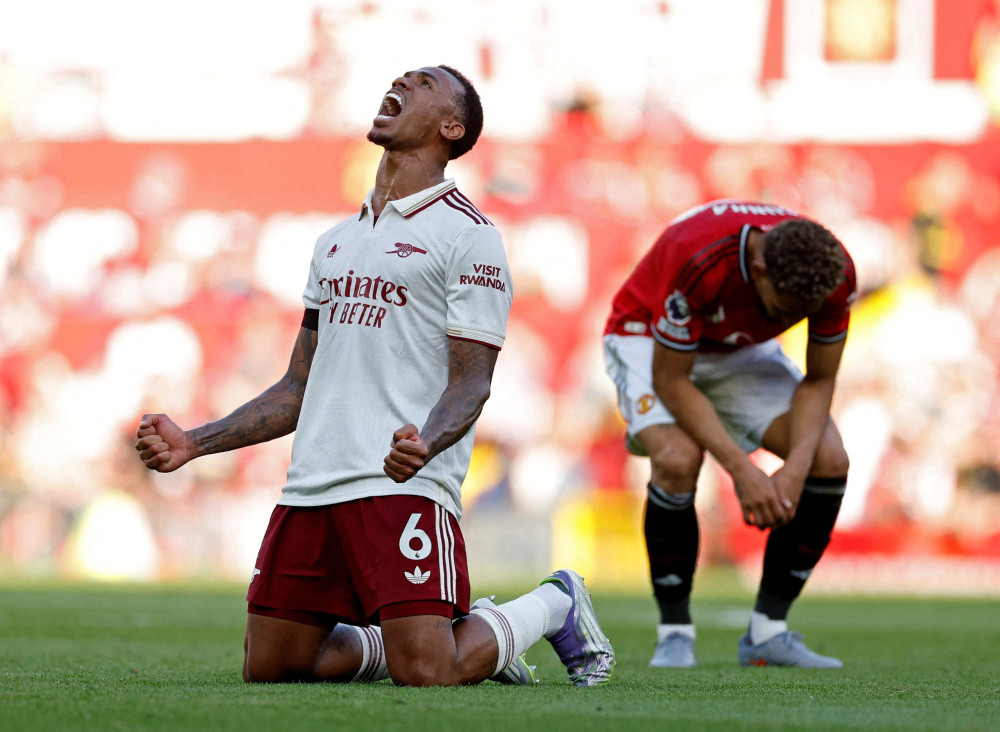 Arsenal lại thắng Man United nhờ 'bóng chết'