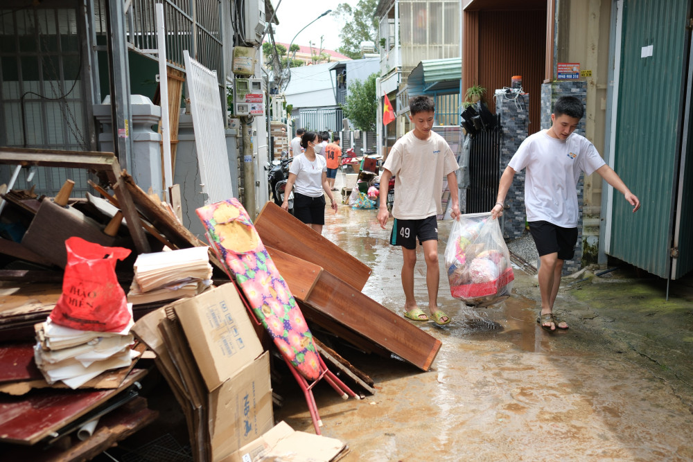 Thời tiết hôm nay 18/8: Đất liền mưa lớn, áp thấp gây dông gió dữ dội khắp Biển Đông
