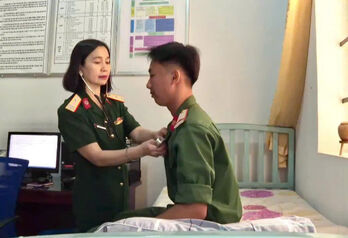 Gương sáng thiếu tá quân y học tập và làm theo gương Bác