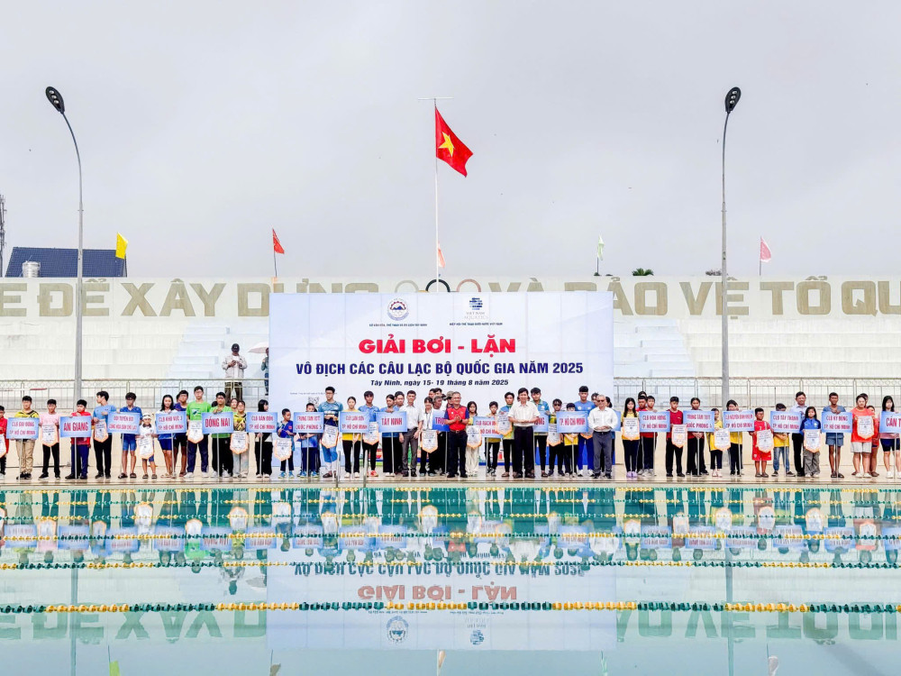 Ban tổ chức tặng cờ lưu niệm cho các đội tham dự giải