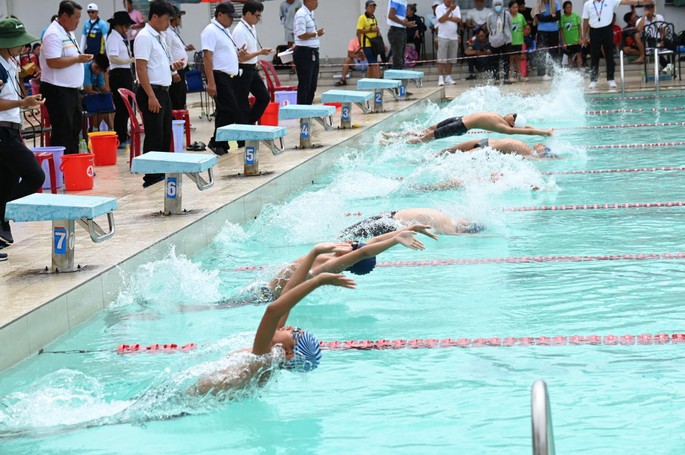 VĐV xuất phát nội dung bơi ngửa, cự ly 100 mét nam