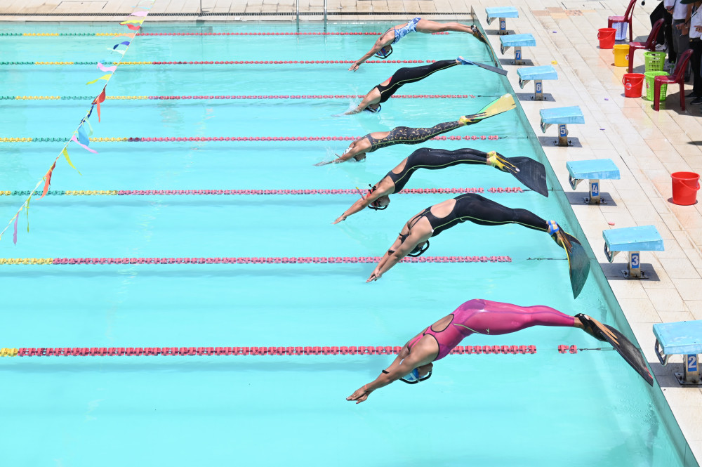 Xuất phát nội dung lặn vòi hơi chân vịt, cự ly 100 mét nữ