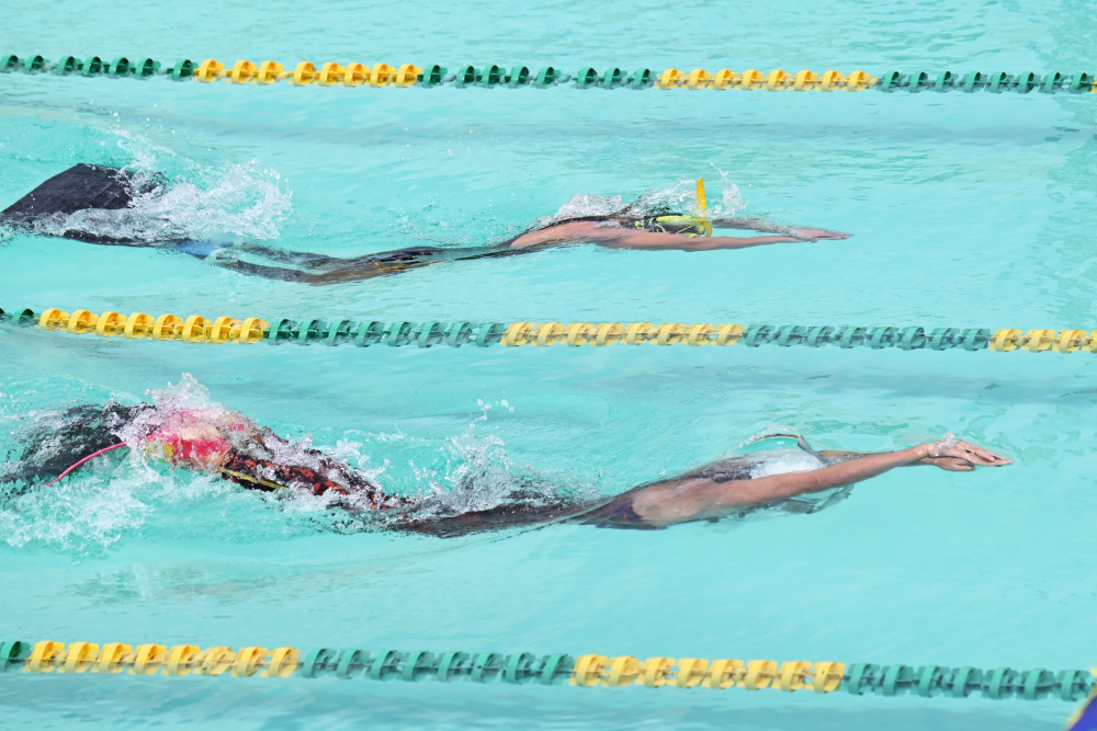 VĐV tranh tài nội dung lặn vòi hơi chân vịt, cự ly 100 mét nữ