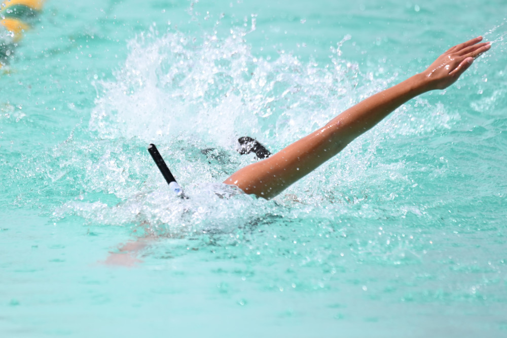 VĐV thi đấu nội dung lặn vòi hơi chân vịt đôi, cự ly 100 mét nữ