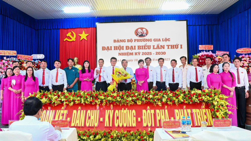 Phó Bí thư Tỉnh uỷ, Trưởng đoàn Đại biểu Quốc hội tỉnh Phạm Hùng Thái tặng hoa chúc mừng Ban chấp hành nhiệm kỳ mới