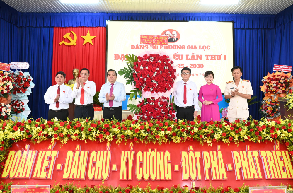 Phó Bí thư Tỉnh uỷ, Trưởng đoàn Đại biểu Quốc hội tỉnh Phạm Hùng Thái tặng lẵng hoa chúc mừng Đại hội