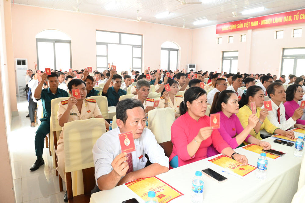 Đại biểu biểu quyết thông qua Nghị quyết Đại hội