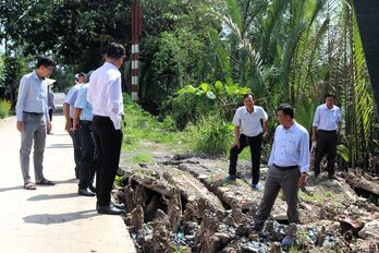 Khảo sát tình trạng sạt lở tại xã Bình Đức