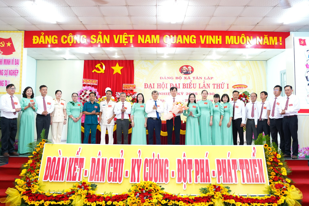 Ban Chấp hành Đảng bộ xã Tân Lập nhiệm kỳ 2025-2030 ra mắt Đại hội 