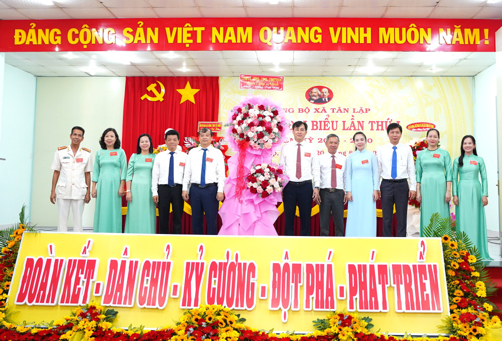 Ủy viên Ban Thường vụ Tỉnh ủy, Trưởng Ban Tổ chức Tỉnh ủy Võ Đức Trong tặng hoa chúc mừng Đại hội 