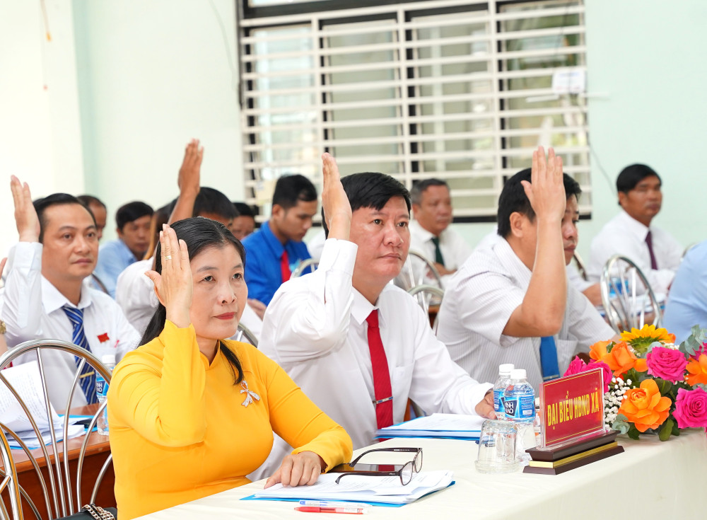 Đại biểu HĐND xã Tân Phú biểu quyết thông qua các nghị quyết tại kỳ họp 
