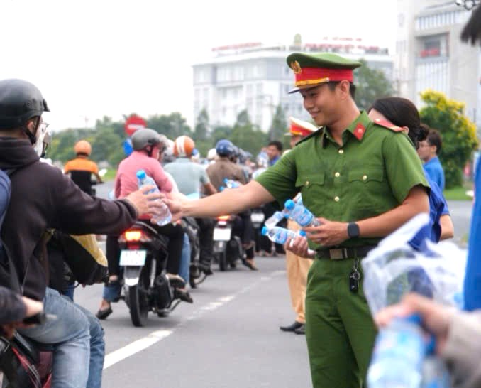 Chiến sĩ công an đa tài, gần gũi với dân