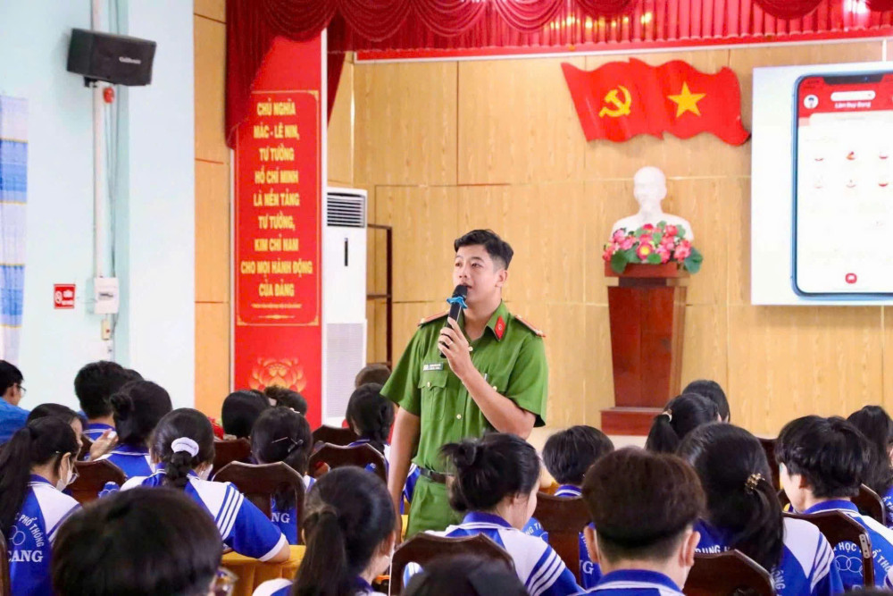 Chiến sĩ công an đa tài, gần gũi với dân