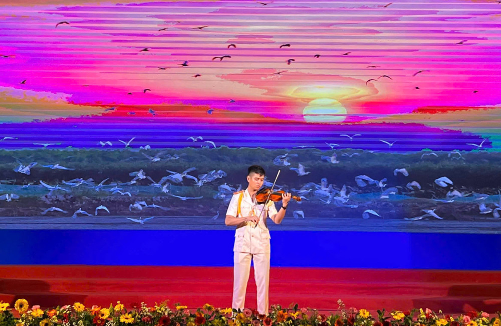 Chiến sĩ công an đa tài, gần gũi với dân