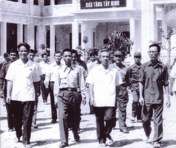 Cờ tung bay trên nóc nhà lồng