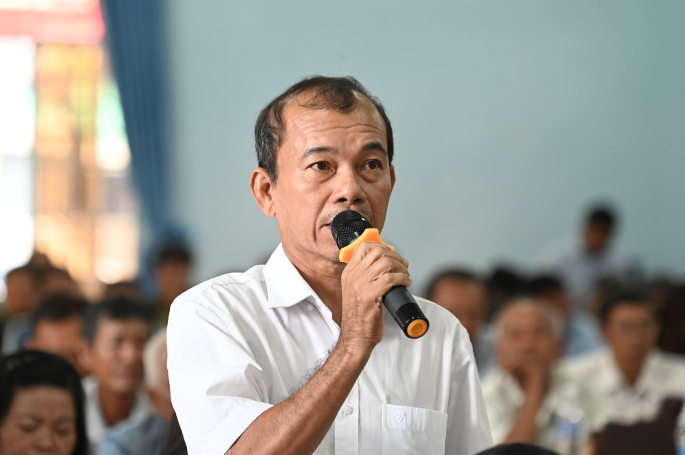 Cử tri phản ánh tình trạng đường giao thông nông thôn xuống cấp, thiếu đèn chiếu sáng