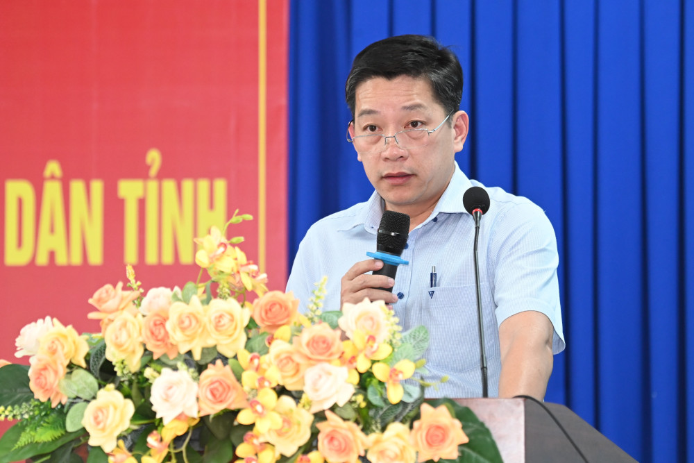 Ông Lê Minh Trung, Chủ tịch UBND xã Cầu Khởi giải đáp ý kiến cử tri