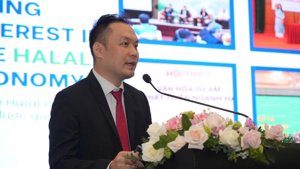 Việt Nam có nhiều tiềm năng tham gia thị trường Halal PGS. TS. Đinh Công Hoàng, Trưởng phòng Nghiên cứu Trung Đông và Tây Á, Viện Nghiên cứu Nam Á, Tây Á và Châu Phi, Viện Hàn lâm Khoa học Xã hội Việt Nam giới thiệu chuyên đề “Thị trường Halal toàn cầu: tiềm năng và các hoạt động hợp tác quốc tế phát triển ngành Halal Việt Nam”