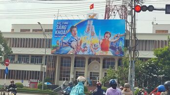 Panô quảng cáo bia 'chình ình' trên mặt chính tòa nhà Trung tâm Bưu điện tỉnh Panô quảng cáo bia 'chình ình' trên mặt chính tòa nhà Trung tâm Bưu điện tỉnh