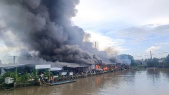 Cháy chợ ở Cà Mau thiệt hại nhiều nhà dân