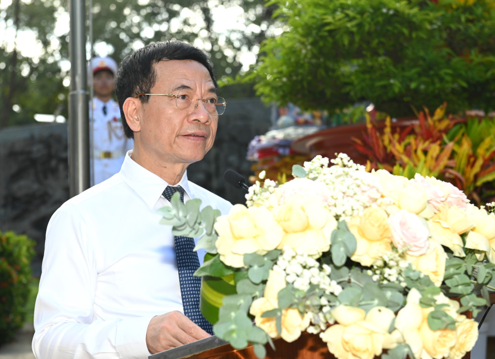 Bộ trưởng Bộ KH&CN Nguyễn Mạnh Hùng bày tỏ lòng tri ân sâu sắc đến thân nhân các gia đình liệt sĩ