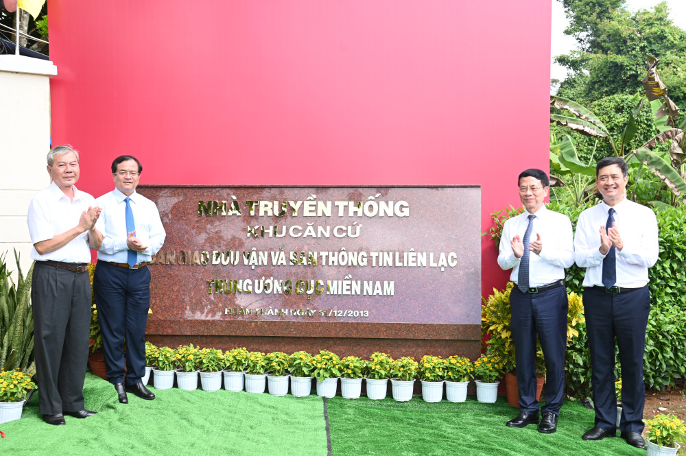 Lãnh đạo Bộ KH&CN, lãnh đạo tỉnh thực hiện nghi thức khánh thành công trình Biển tên mới Nhà truyền thống Giao bưu - Thông tin