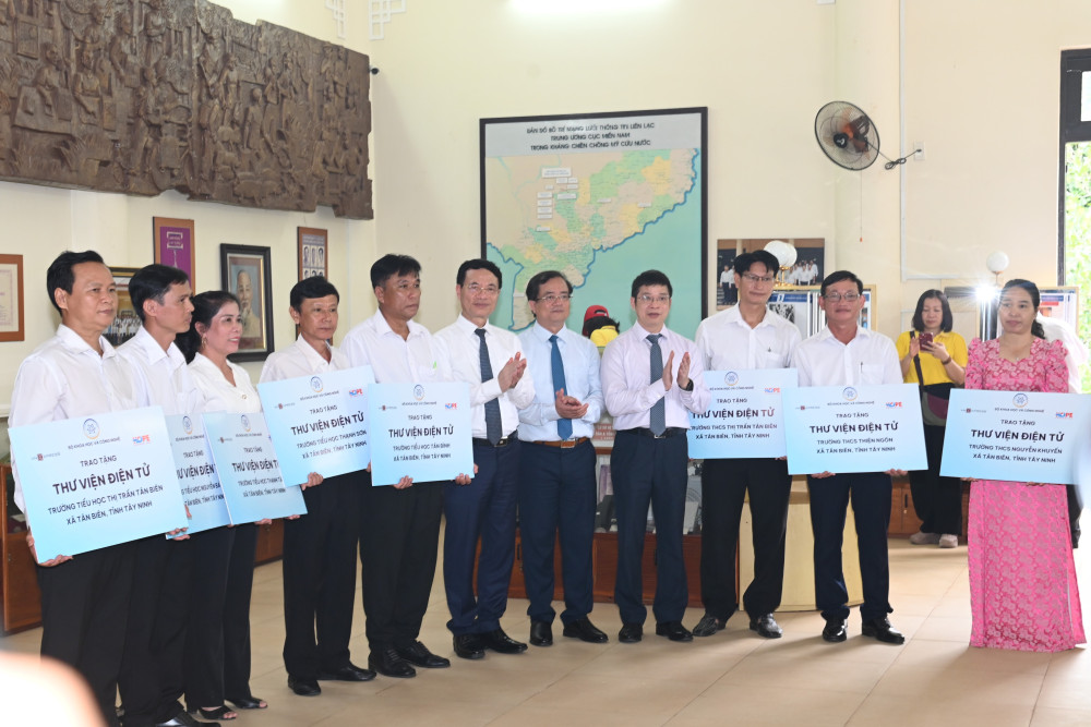 Lãnh đạo Bộ KH&CN, lãnh đạo tỉnh tặng biển tượng trưng Dự án “Thư viện điện tử” cho đại diện 9 trường học