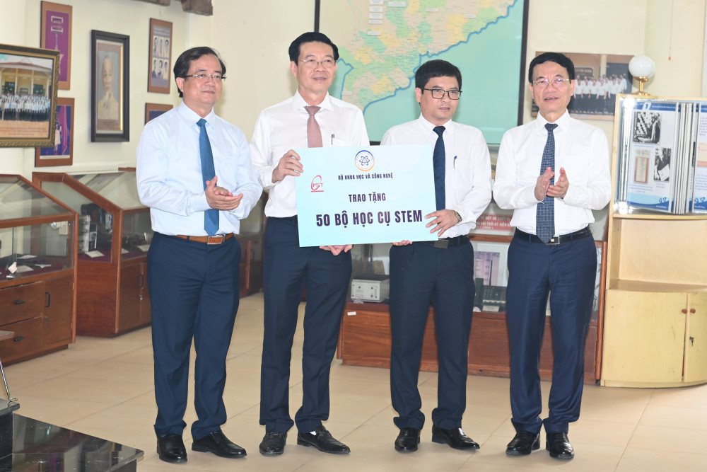 Học viện Công nghệ Bưu chính Viễn thông trao tặng 50 bộ STEM học lập trình robotic cho lãnh đạo Sở Giáo dục và Đào tạo