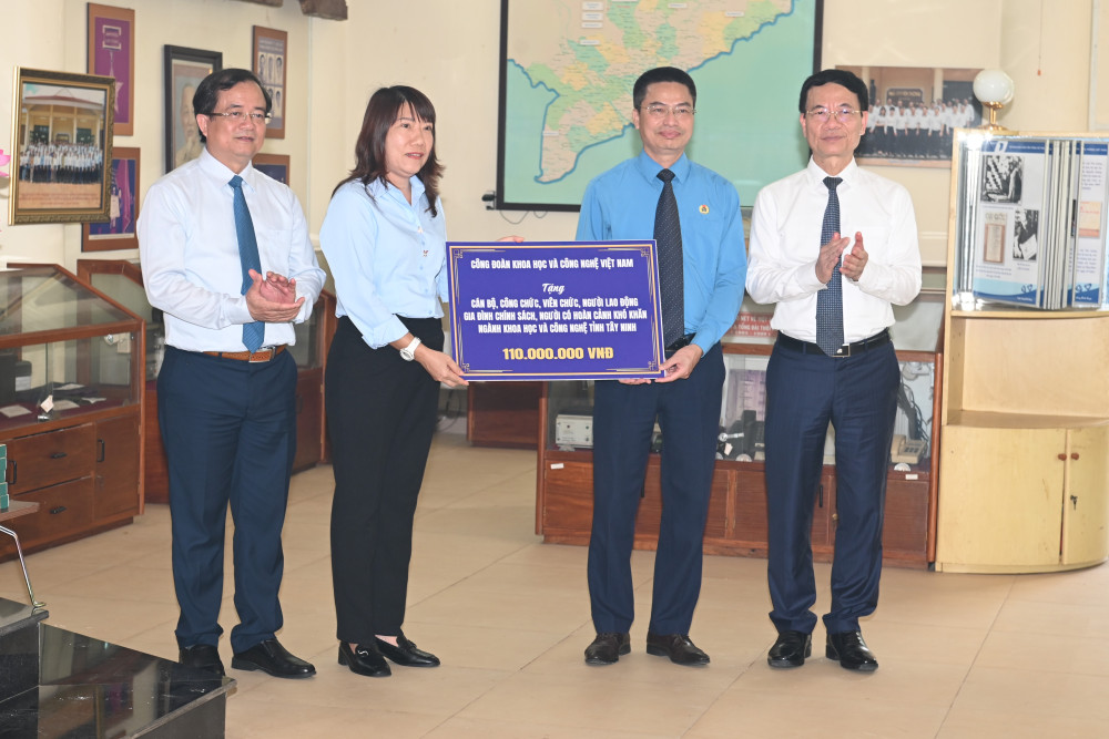 Công đoàn cơ sở của Bộ KH&CN trao biển tượng trưng tặng 110 suất quà
