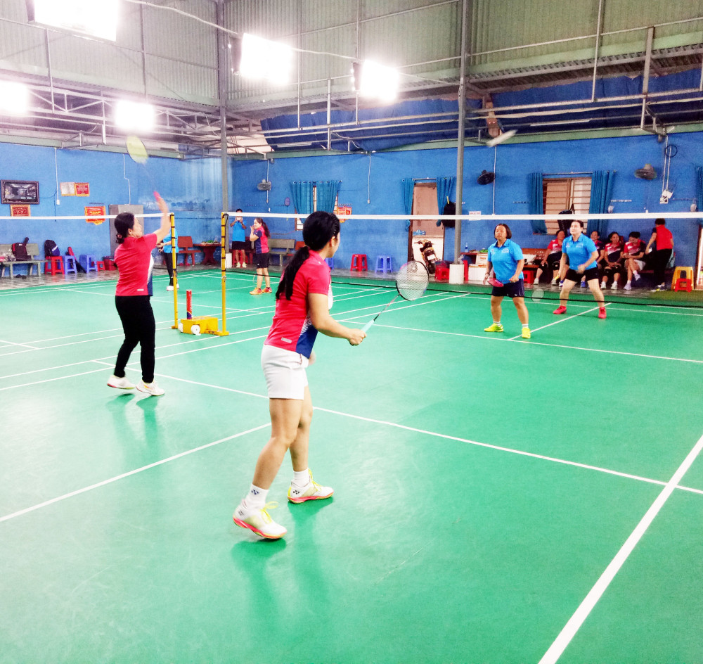 Nguyên lãnh đạo tỉnh thi đấu giao lưu cầu lông tại phường Trảng Bàng