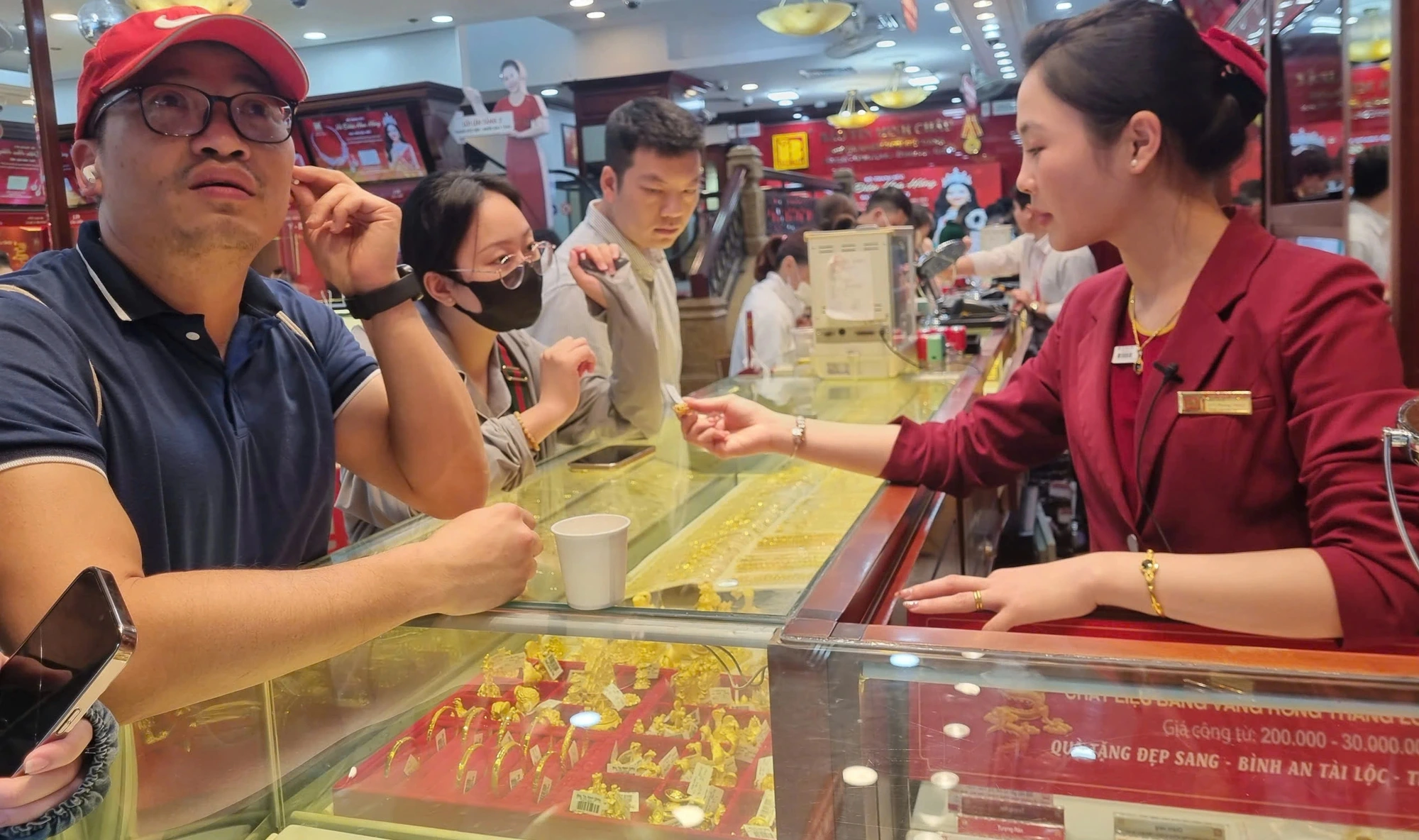 Giá vàng liên tục lập đỉnh, vì sao?