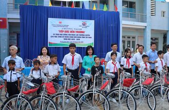 Phường Bình Minh: Trao tặng 200 phần quà, xe đạp tiếp sức học sinh đến trường