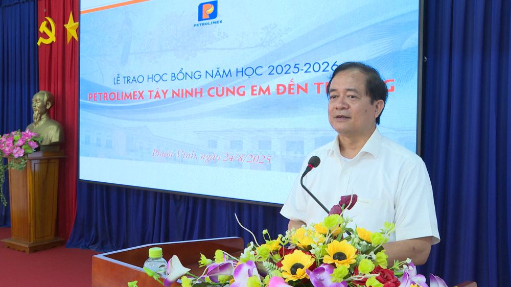 Phó Chủ tịch UBND tỉnh Nguyễn Hồng Thanh phát biểu tại Chương trình trao học bổng