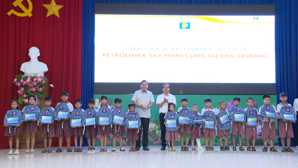 Phó Chủ tịch UBND tỉnh Nguyễn Hồng Thanh trao học bổng  tại 2 xã Phước Vinh và Bến Cầu