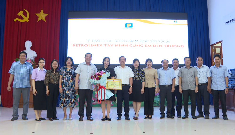 Chính quyền địa phương 2 xã Phước Vinh và Bến Cầu tặng hoa cám ơn đơn vị tài trợ