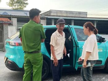 Cụ ông đi lạc được giúp đỡ, hỗ trợ tìm thân nhân Cụ ông đi lạc được giúp đỡ, hỗ trợ tìm thân nhân