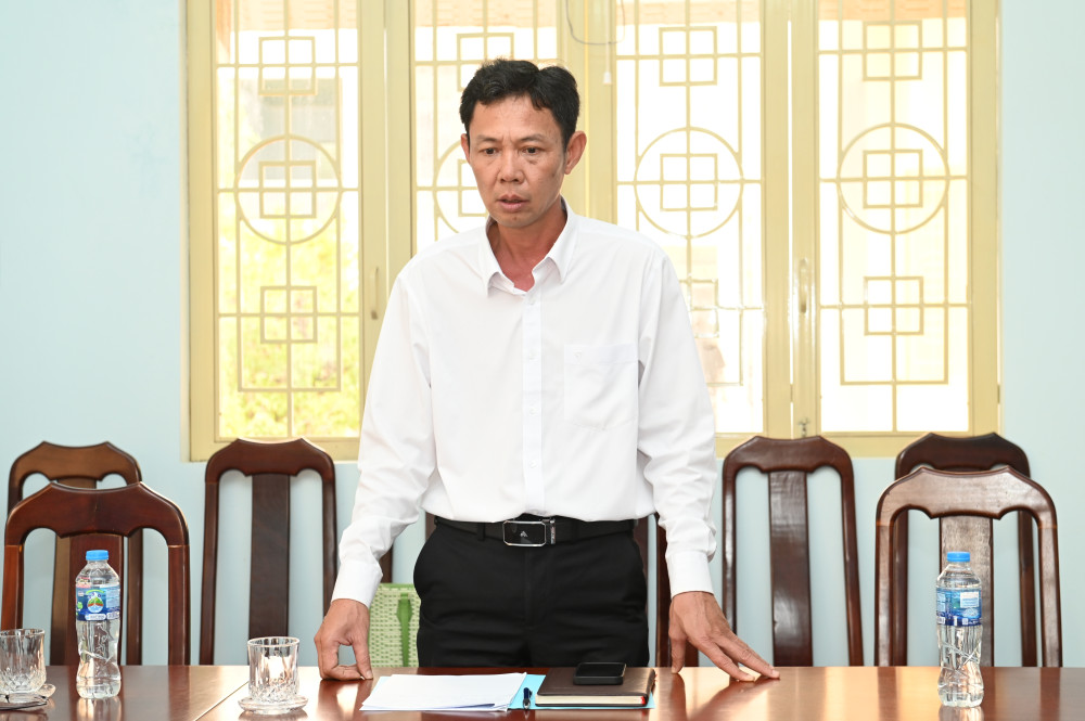 Ông Nguyễn Thái Bình, Chủ tịch UBND xã Thạnh Đức báo cáo những khó khăn hiện nay