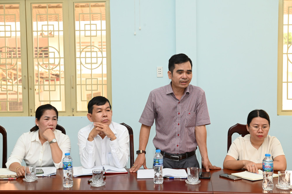 Ông Trần Văn Nhân, Chủ tịch UBND xã, kiêm Giám đốc Trung tâm phục vụ hành chính công của xã đề xuất mở lại Văn phòng đăng ký đất đai để xử lý hồ sơ trong lĩnh vực đất đai