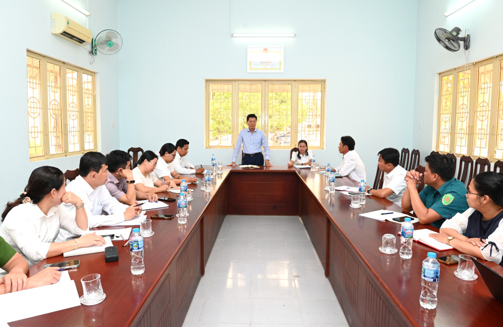 Phó Bí thư Thường trực Tỉnh uỷ, Chủ tịch HĐND tỉnh Nguyễn Mạnh Hùng ghi nhận, chia sẻ khó khăn với lãnh đạo xã