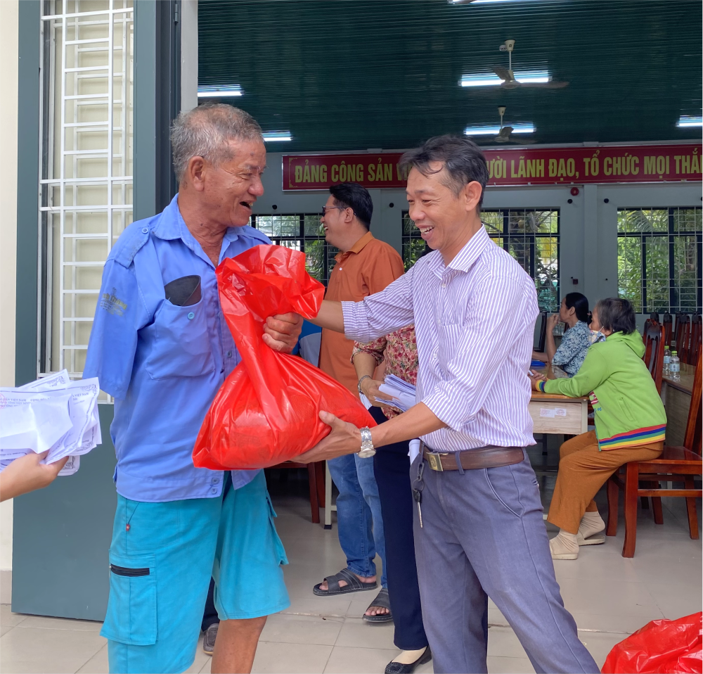 Trao 200 phần quà hỗ trợ hội viên nông dân khó khăn